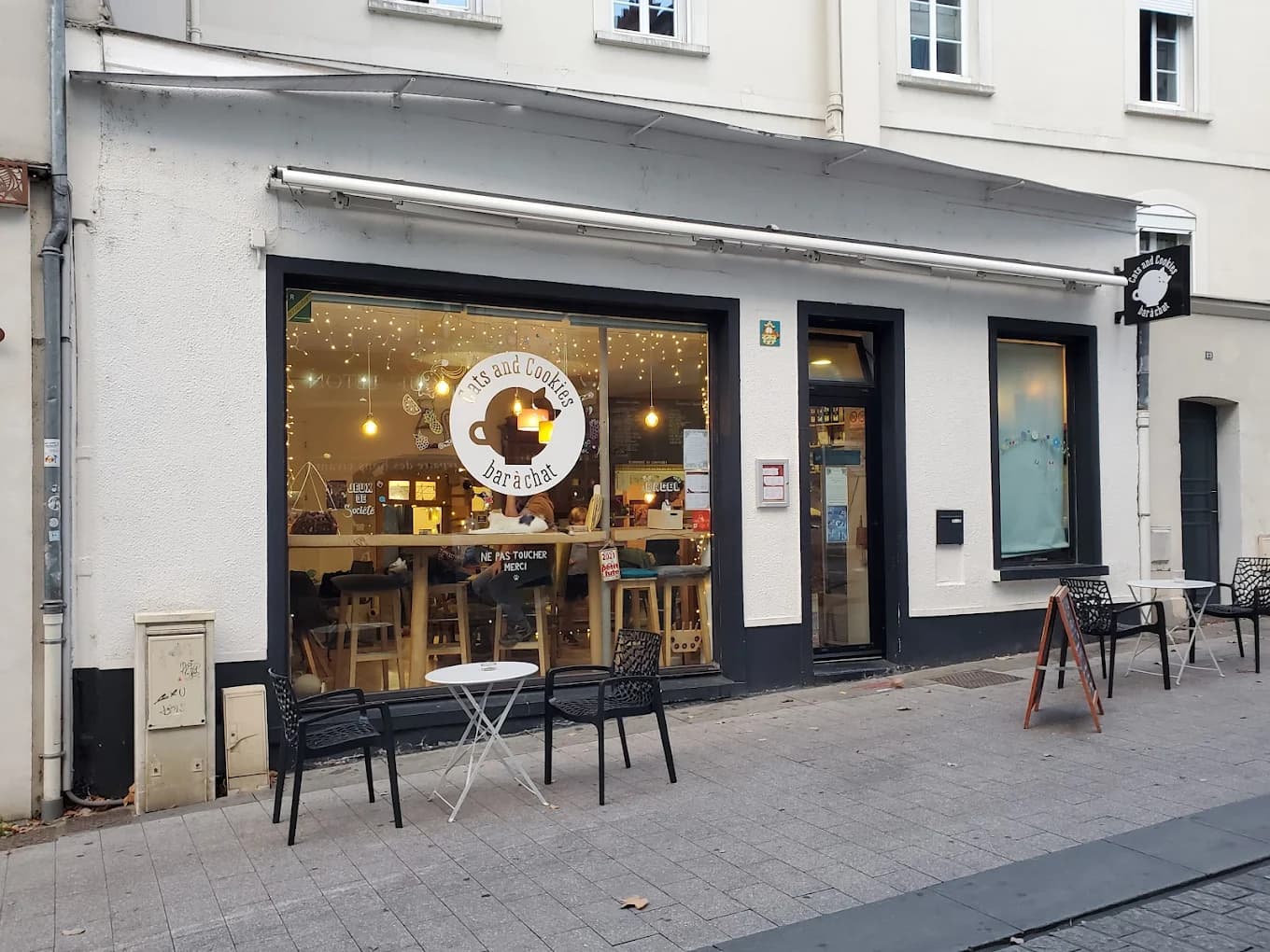 Façade extérieure du bar à chats Cats & Cookies